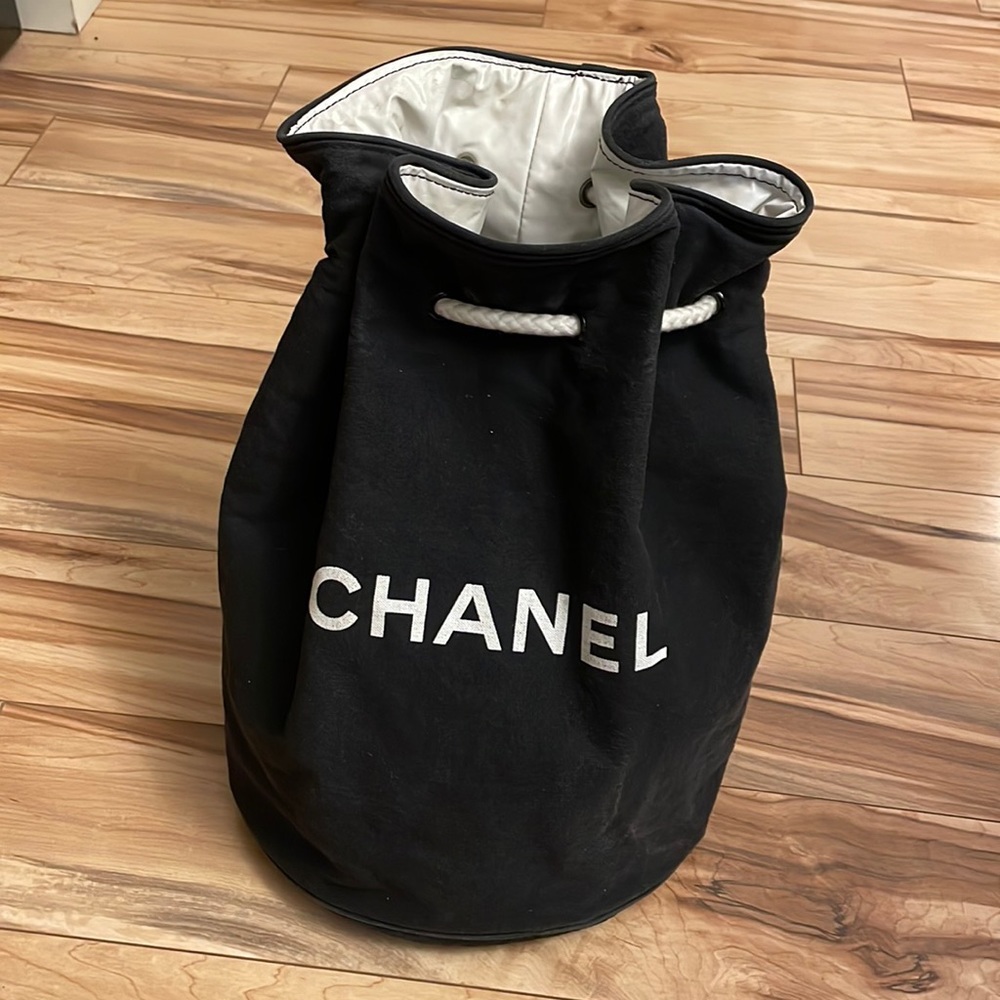 CHANEL Drawstring over the shoulder 90s bag